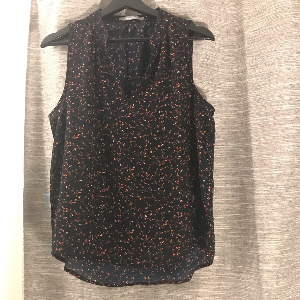 Sleeveless blouse with floral print